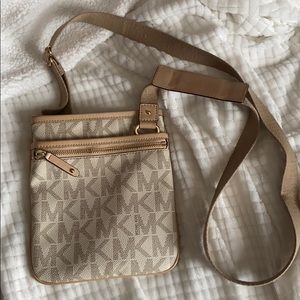 Micheal Kors crossbody purse